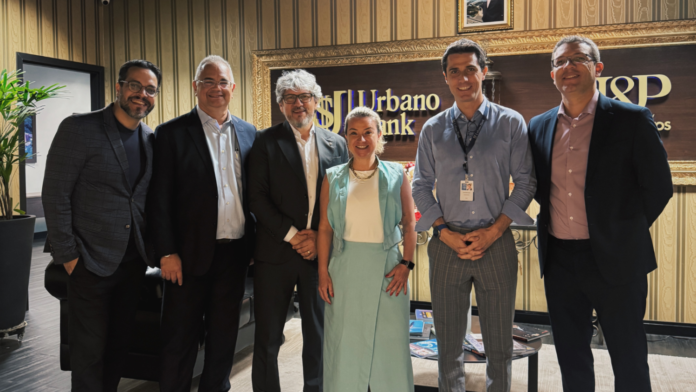 Grupo formado por representantes da B2WE, Sescon-RJ, Sescon-PI, PRNews e executivos do Urbano Bank posando durante visita técnica à sede da instituição em São Paulo.