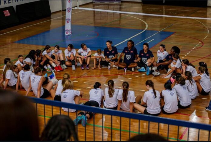 Jovens atletas participam do Camp Mentalidade Campeã ao lado de Fabiana Claudino e Sheilla Castro em experiência de formação esportiva e humana.