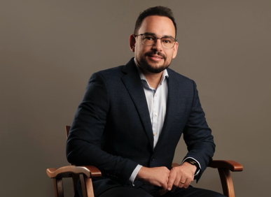 Para o executivo Márcio Peixoto, experiente e reconhecido por sua leitura estratégica do agronegócio, com passagens por grandes players como Usina Coruripe e Grupo Farias, esse cenário de insumos “é uma faca de dois gumes”. “Fertilizantes mais caros pressionam o custo de produção da cana e, por extensão, dos etanóis e açúcares, mas a melhora na disponibilidade de defensivos e bioinsumos ajuda a reduzir riscos de perdas por pragas e doenças”, afirma.