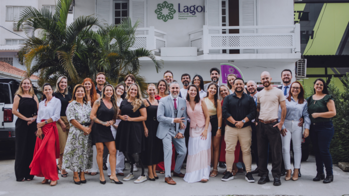 Participantes da Confraria dos Palcos reunidos em frente ao local do evento durante a primeira edição da Experiência de Palco de 2026, liderada por Fernando Freitas.