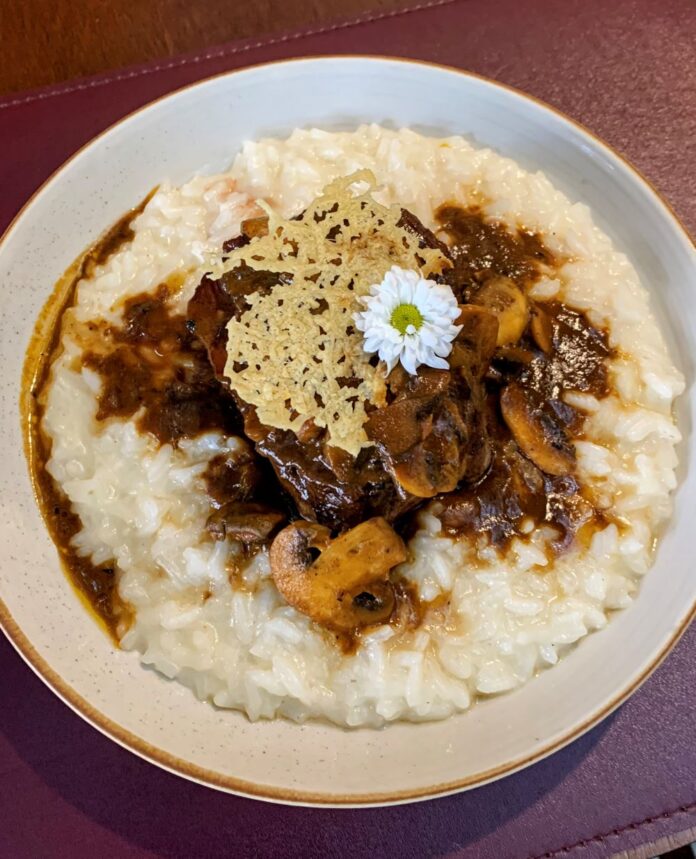 Medalhão de mignon ao molho de cogumelos Paris e risoto de parmesão - nova proposta do Lille Bistrot